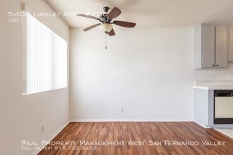 5400 Lindley Ave in Los Angeles, CA - Foto de edificio - Building Photo