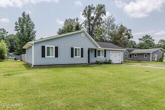 111 Cedar Crk Dr in Jacksonville, NC - Building Photo - Building Photo