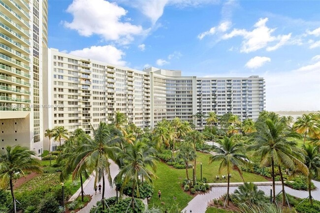 1500 Bay Rd, Unit N-0426 in Miami Beach, FL - Building Photo - Building Photo