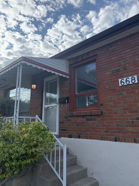 668 Frank St in Peterborough, ON - Building Photo