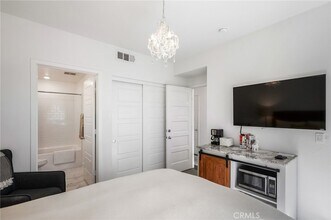 293 Dockside Ln in Los Angeles, CA - Foto de edificio - Building Photo