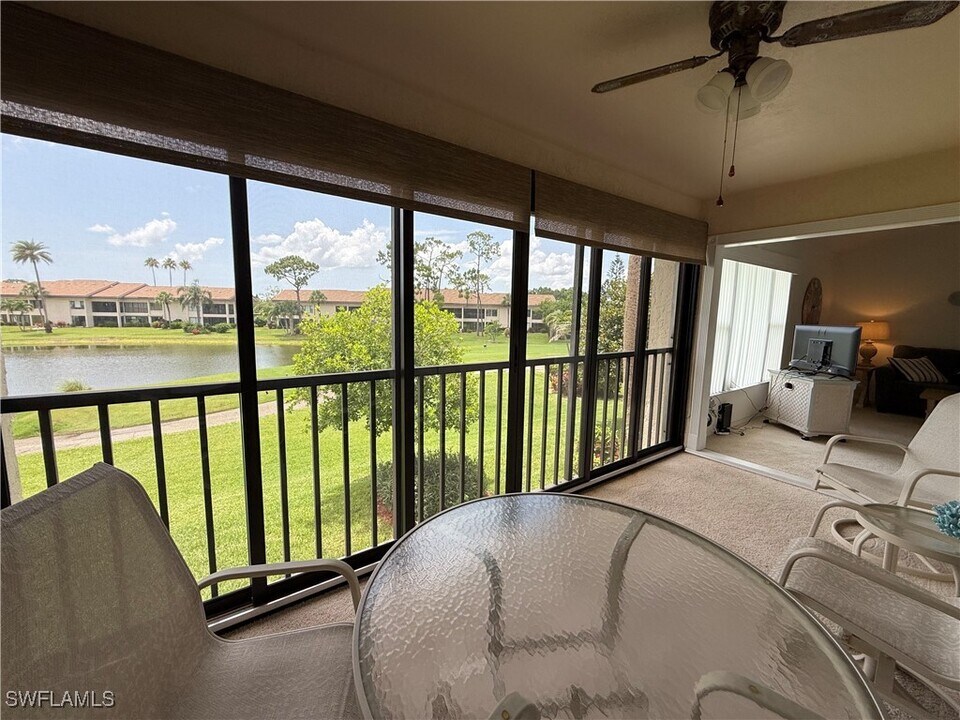 5590 Trailwinds Dr in Ft. Myers, FL - Building Photo