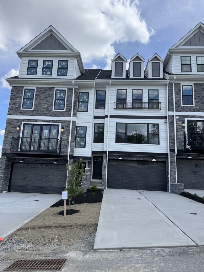 property at 3026 Greeneview Ln