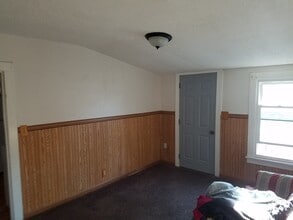 611 Lawn Drive, Unit Apartment #2/Upper Unit in Loves Park, IL - Building Photo - Building Photo