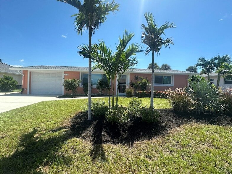 1575 Loralin Dr, Unit 9 in Englewood, FL - Building Photo