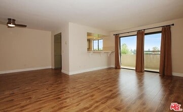 5000 S Centinela Ave in Los Angeles, CA - Foto de edificio - Building Photo