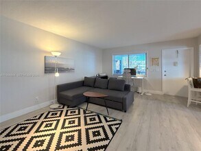 541 Blue Heron Dr in Hallandale Beach, FL - Foto de edificio - Building Photo