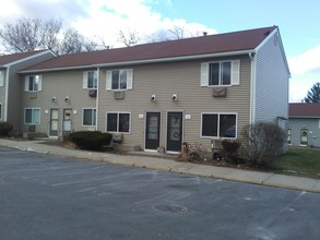 MacArthur Terrace in Chicopee, MA - Foto de edificio - Building Photo