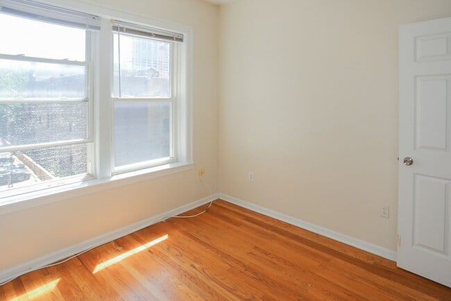 3915 N Pine Grove Ave, Unit 3W in Chicago, IL - Foto de edificio - Building Photo