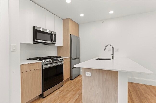 26 Bradlee Rd, Unit 302 in Medford, MA - Building Photo - Building Photo