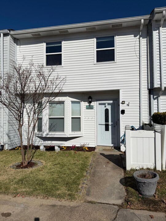 1159 Old Clubhouse Rd in Virginia Beach, VA - Foto de edificio