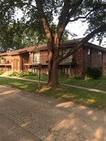 4551 Governors Dr in Rockford, IL - Building Photo