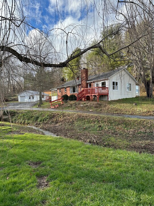 295 Carrie Ln in Mills River, NC - Building Photo