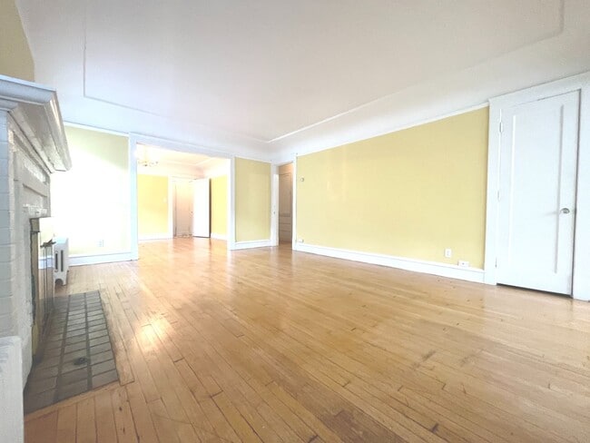 2533 N Lake Dr in Milwaukee, WI - Building Photo - Building Photo