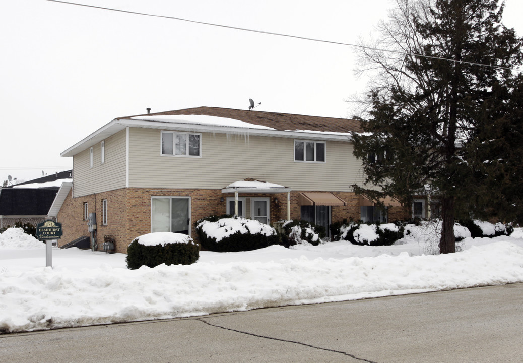 Elmherst Court in Williams Bay, WI - Foto de edificio