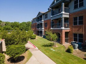 1104 S Carrier Pkwy in Grand Prairie, TX - Building Photo - Building Photo