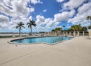 7761 Jewel Ln, Unit Emerald Lakes in Naples, FL - Foto de edificio - Building Photo