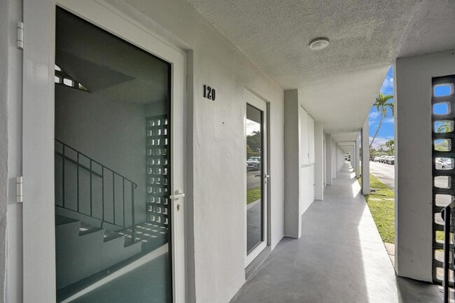 1040 SE 4th Ave, Unit 120 in Deerfield Beach, FL - Building Photo - Building Photo