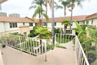 Dickens Court Apartments in Sherman Oaks, CA - Foto de edificio - Building Photo