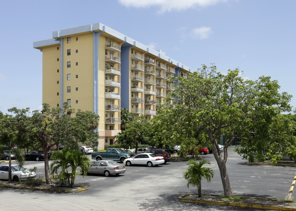 Yolanda Villas in Miami, FL - Building Photo