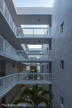 8030 NW 8th St in Miami, FL - Foto de edificio - Building Photo