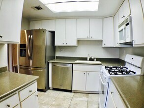 15661 Viewridge Ln in Los Angeles, CA - Building Photo - Building Photo
