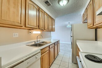 130 E Highline Cir in Littleton, CO - Building Photo - Building Photo