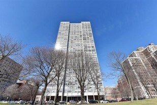 1700 E 56th St, Unit 1305 in Chicago, IL - Building Photo