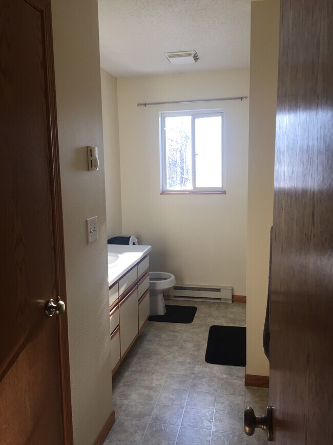 2417 Vermilion Rd, Unit A in Duluth, MN - Building Photo - Building Photo