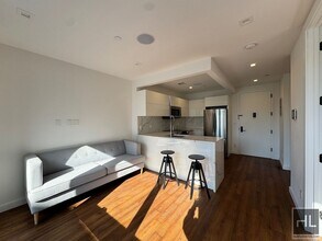 The Vitoria - 27=04 Astoria Blvd Luxurious in Queens, NY - Foto de edificio - Building Photo