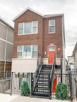 2237 W 18th St, Unit 1 in Chicago, IL - Building Photo