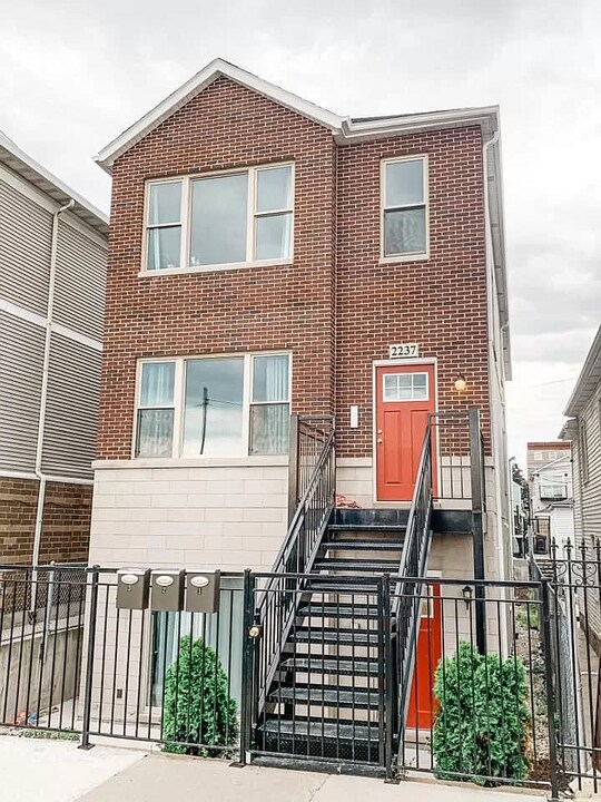 2237 W 18th St, Unit 1 in Chicago, IL - Building Photo