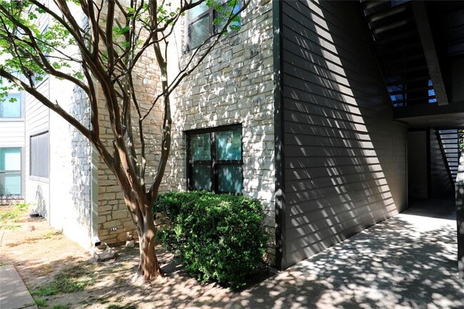 1510 W N Loop Blvd in Austin, TX - Foto de edificio - Building Photo
