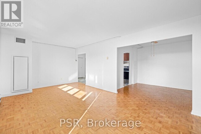 240 Markland Dr in Toronto, ON - Building Photo - Building Photo