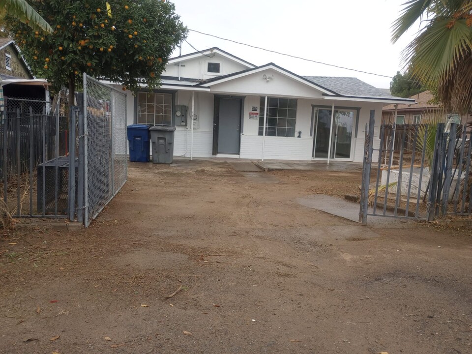 7075 N Weber Ave, Unit Mainhouse in Fresno, CA - Building Photo