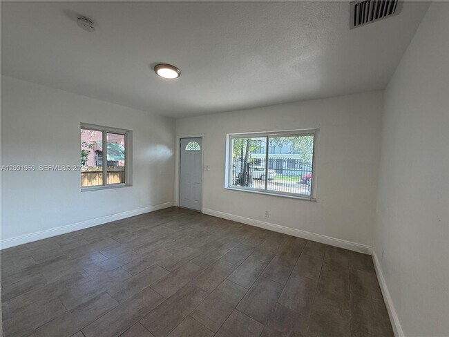 7712 NE 1st Ct in Miami, FL - Building Photo - Building Photo