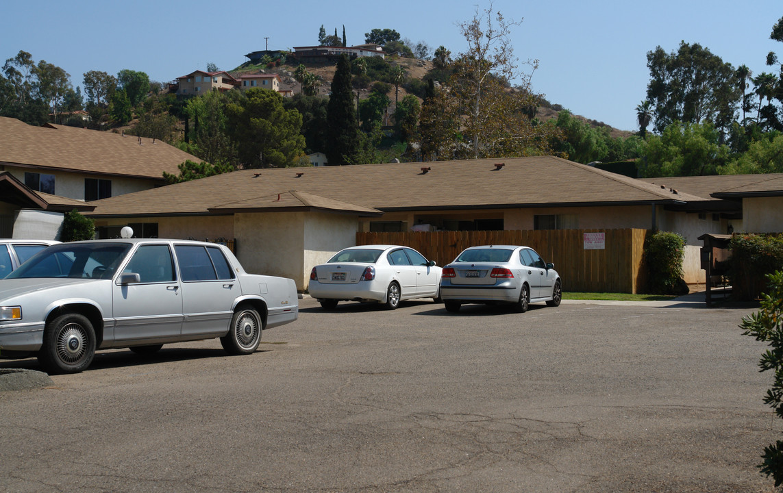 1053 E Washington Ave in El Cajon, CA - Building Photo