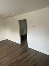 132 E 12th St, Unit One Bedroom Apt in Newton, NC - Foto de edificio - Building Photo