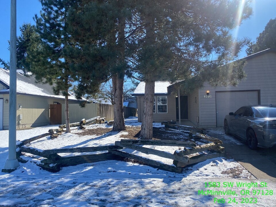 1592 SW Wright St in McMinnville, OR - Building Photo