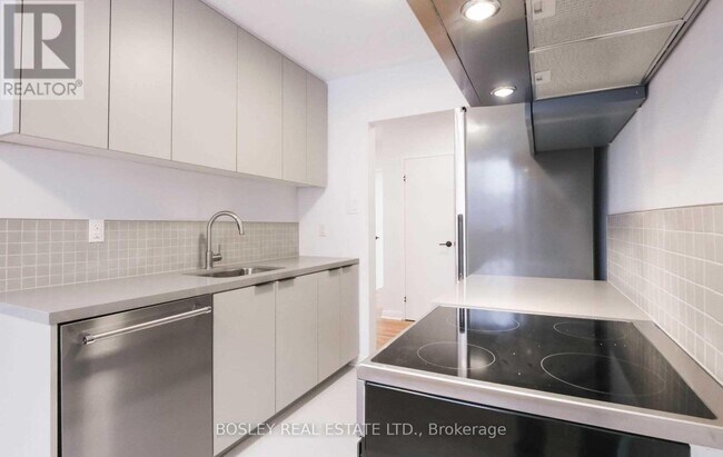 555 Birchmount Rd in Toronto, ON - Building Photo - Building Photo