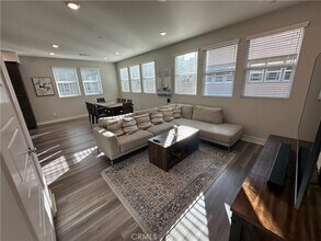 12808 Watt Ln in Los Angeles, CA - Foto de edificio - Building Photo