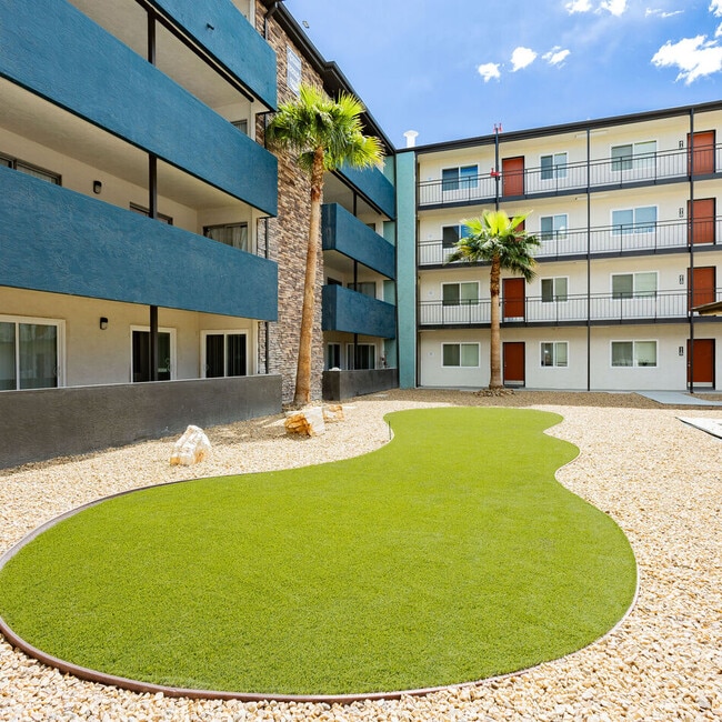 Courtyard 525 Apartments