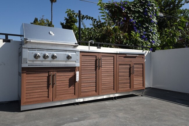 5220 Radford Ave in Los Angeles, CA - Foto de edificio - Building Photo