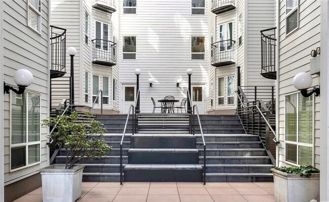 3028 Western Ave in Seattle, WA - Building Photo - Building Photo