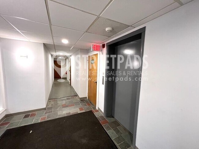 2018 Commonwealth Ave in Boston, MA - Building Photo - Building Photo