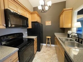 551 Leah Ln in Woodstock, IL - Foto de edificio - Building Photo