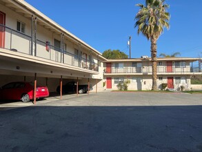 2601 Bishop Dr in Bakersfield, CA - Foto de edificio - Building Photo