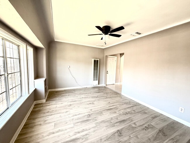 532 W 77th St