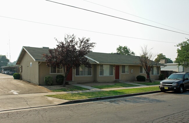 Clinton Place Apartments in Fresno, CA - Building Photo - Building Photo