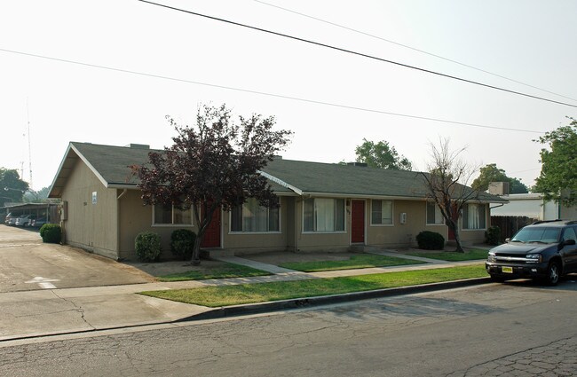 Clinton Place Apartments in Fresno, CA - Building Photo - Building Photo